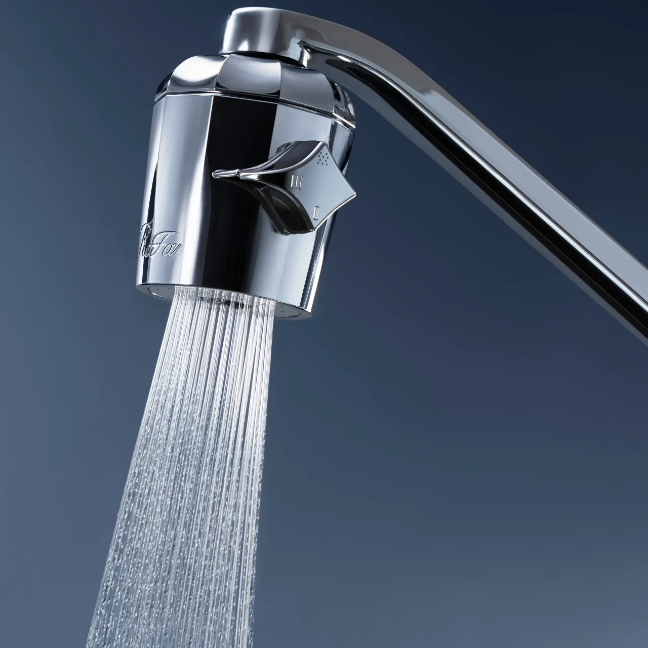 キッチン水栓に取り付けた器具から出るシャワー水流