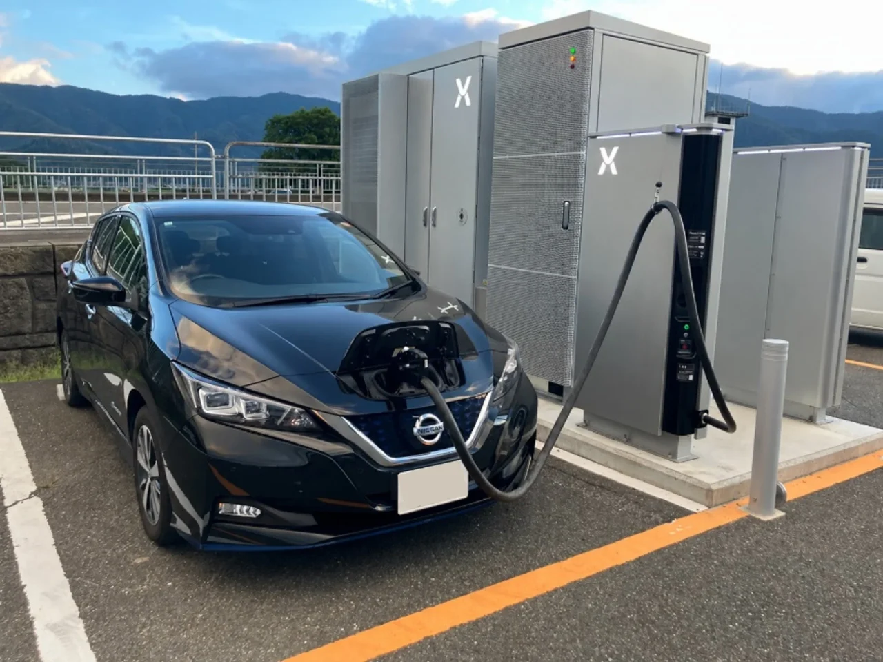 駐車場でEVに接続されたHypercharger Pro
