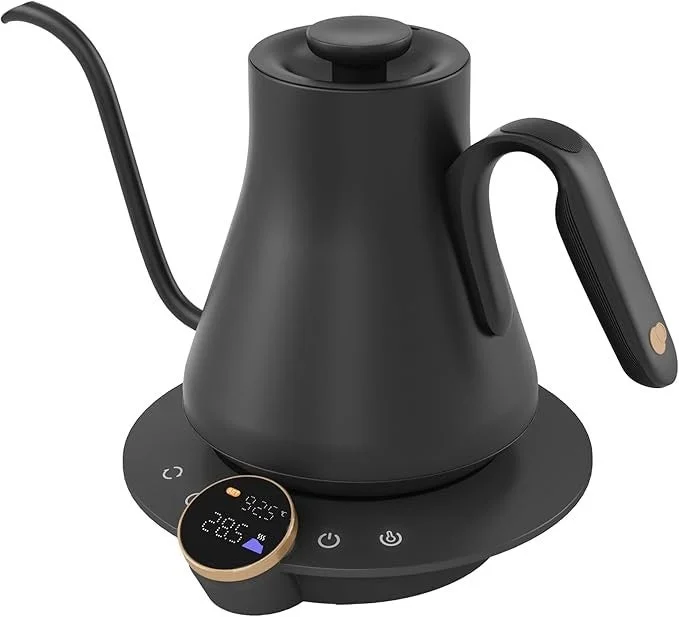 ドリップケトル FLOW M900。黒い細口ケトルとデジタル表示付き温度調整ベース