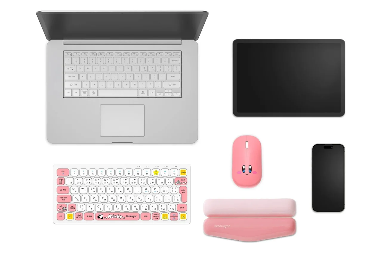 ノートPC、タブレット、スマホと並ぶピンクのカービィ柄キーボードとマウス