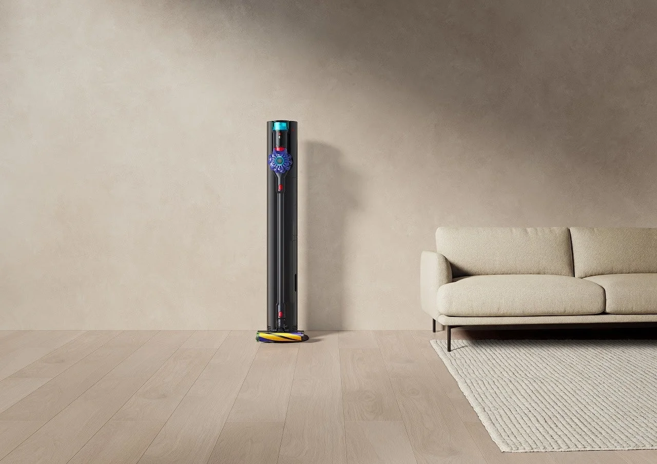 リビングに置かれたDyson V10 Optic™ + Auto-empty Dok™のドック