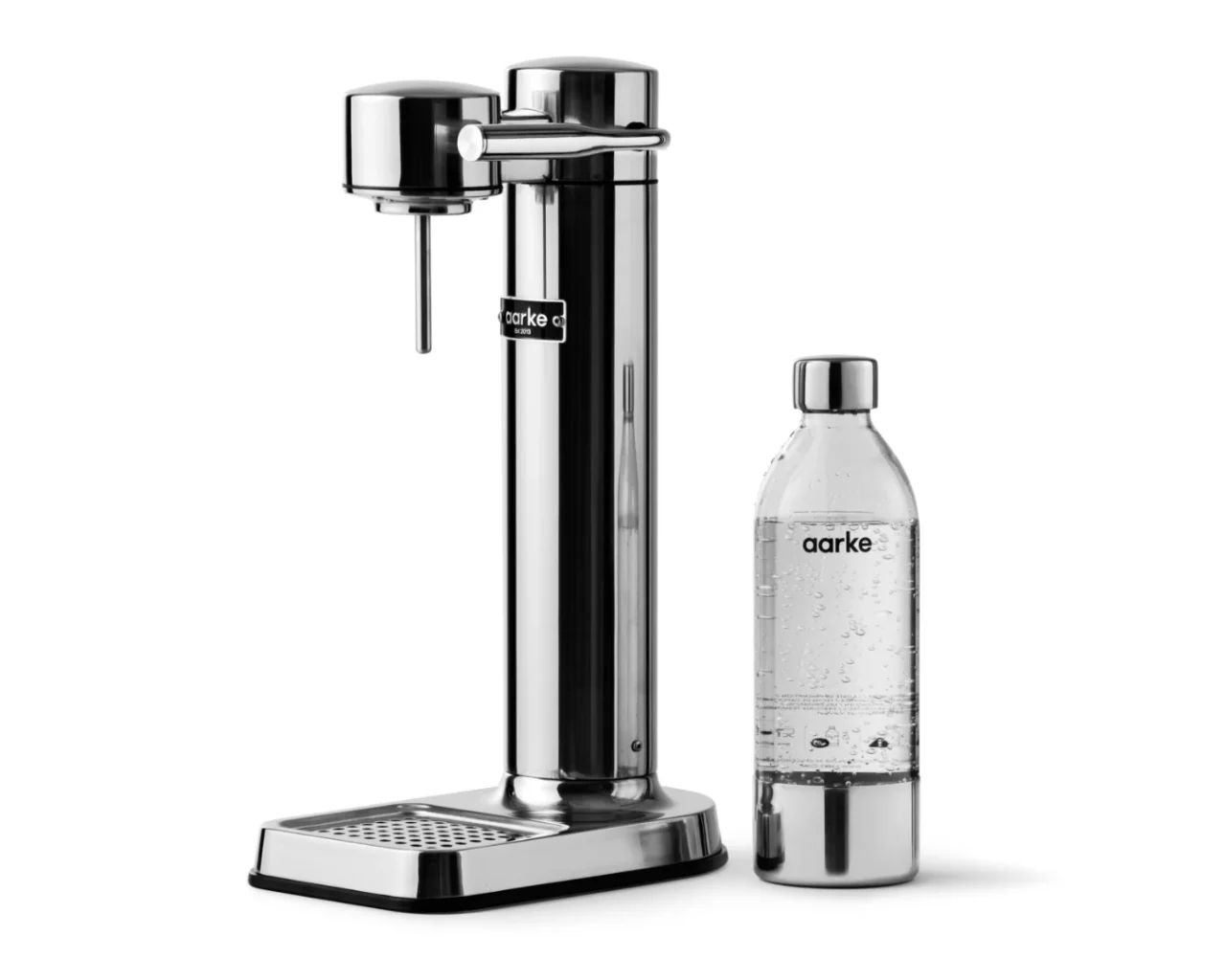 Aarke Carbonator 3。ステンレスのスリムな本体とaarkeロゴ入りボトル