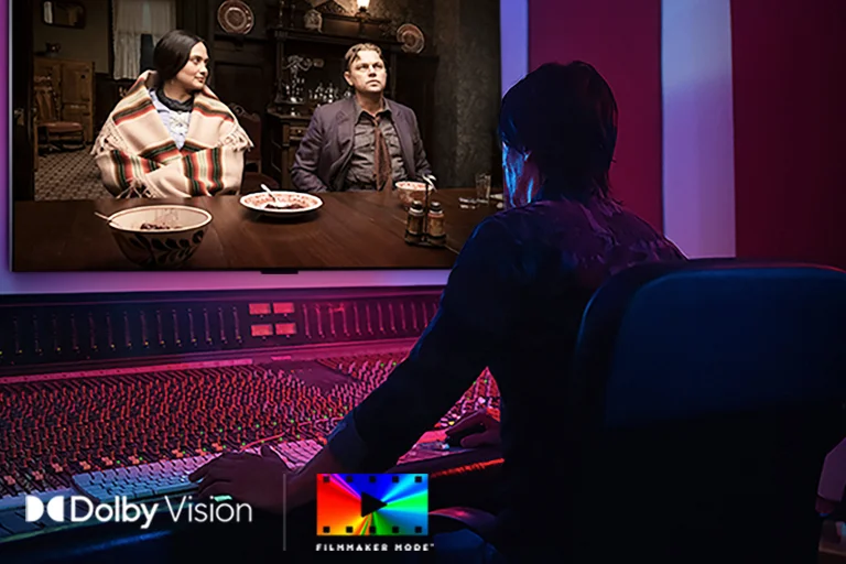 Dolby Vision対応の映像を、編集卓の前でテレビに映して確認する人物