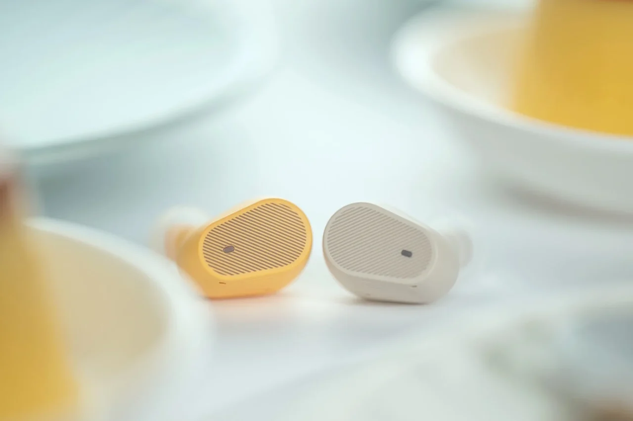 完全ワイヤレスイヤホン「Pudding」のイエローとベージュの2つの本体