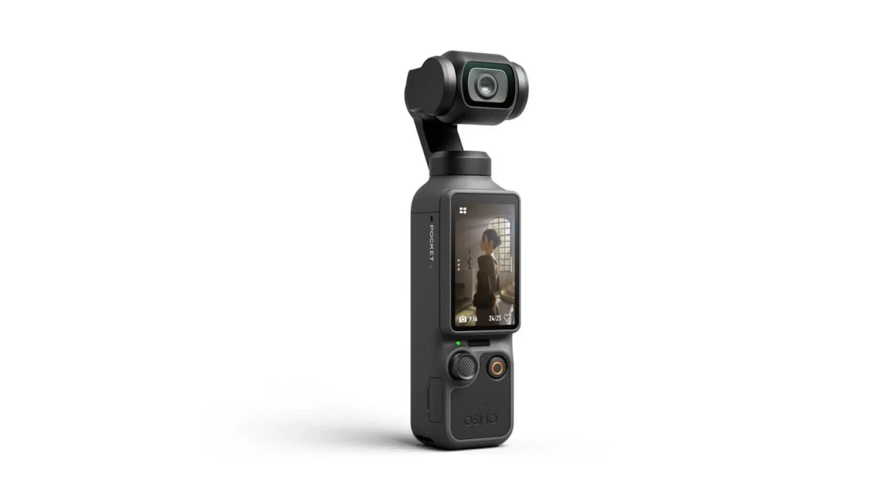 DJI Osmo Pocket 4。ジンバルと画面を備えた黒いカメラ