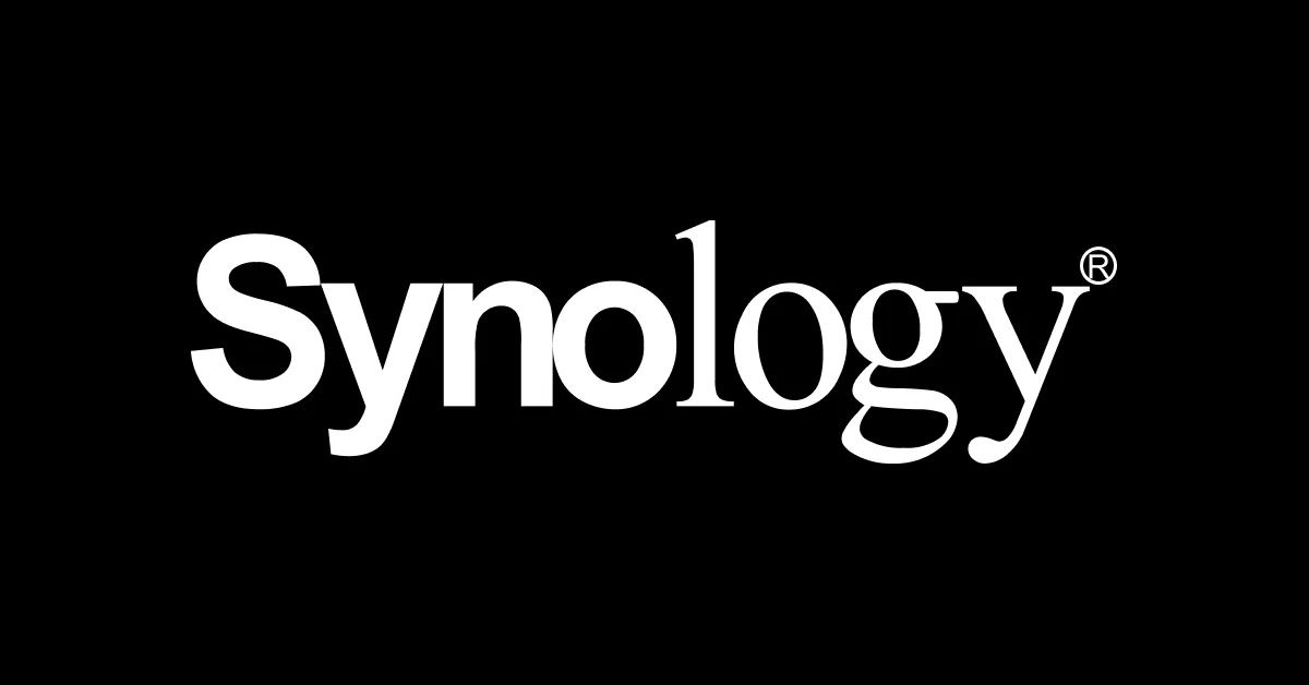 黒背景に白文字のSynologyロゴ