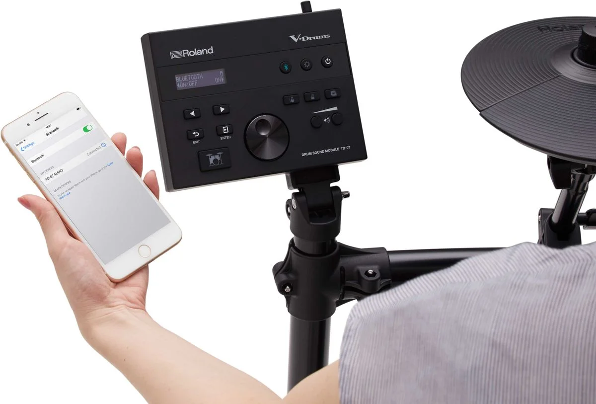 スマートフォンを音源モジュール「TD-07」と接続する様子