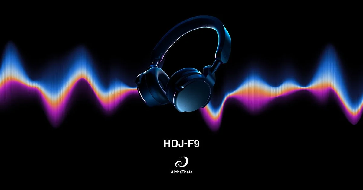 黒背景に浮かぶHDJ-F9ヘッドホンと音波のビジュアル、AlphaThetaロゴ
