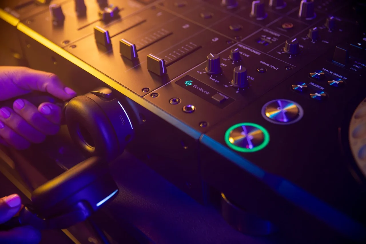 DJミキサーにHDJ-F9ヘッドホンを近づける手元