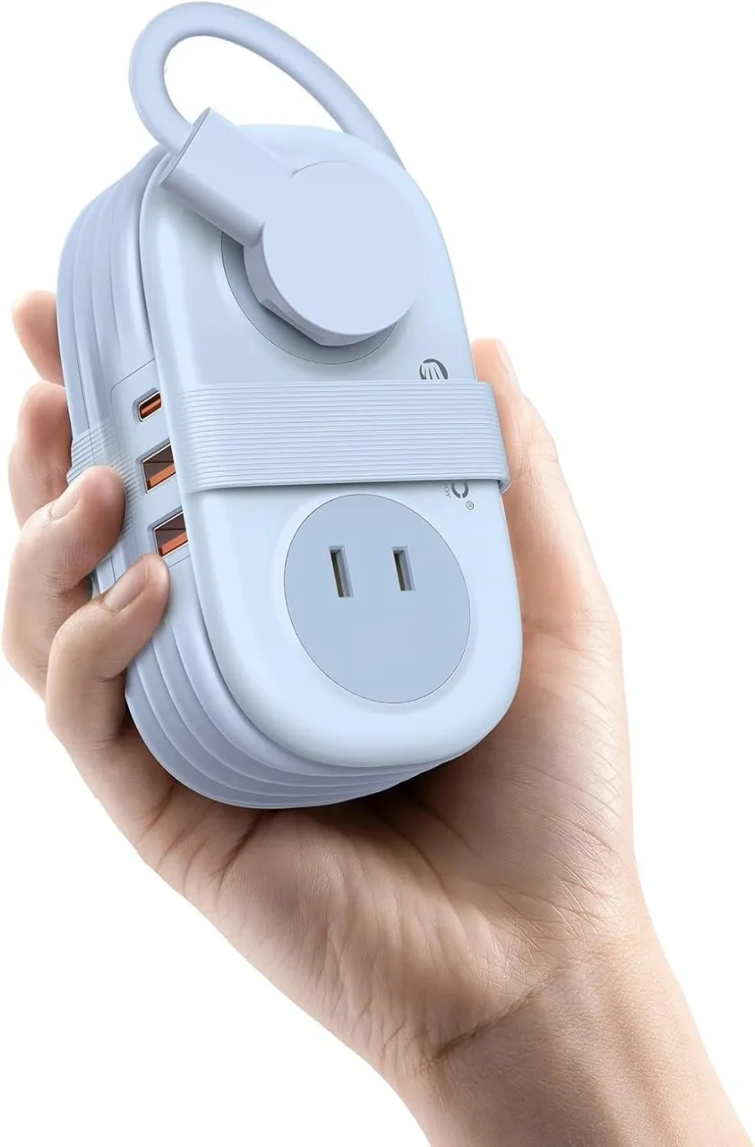 手に持った7-in-1巻き取り式トラベル電源タップ、薄青色