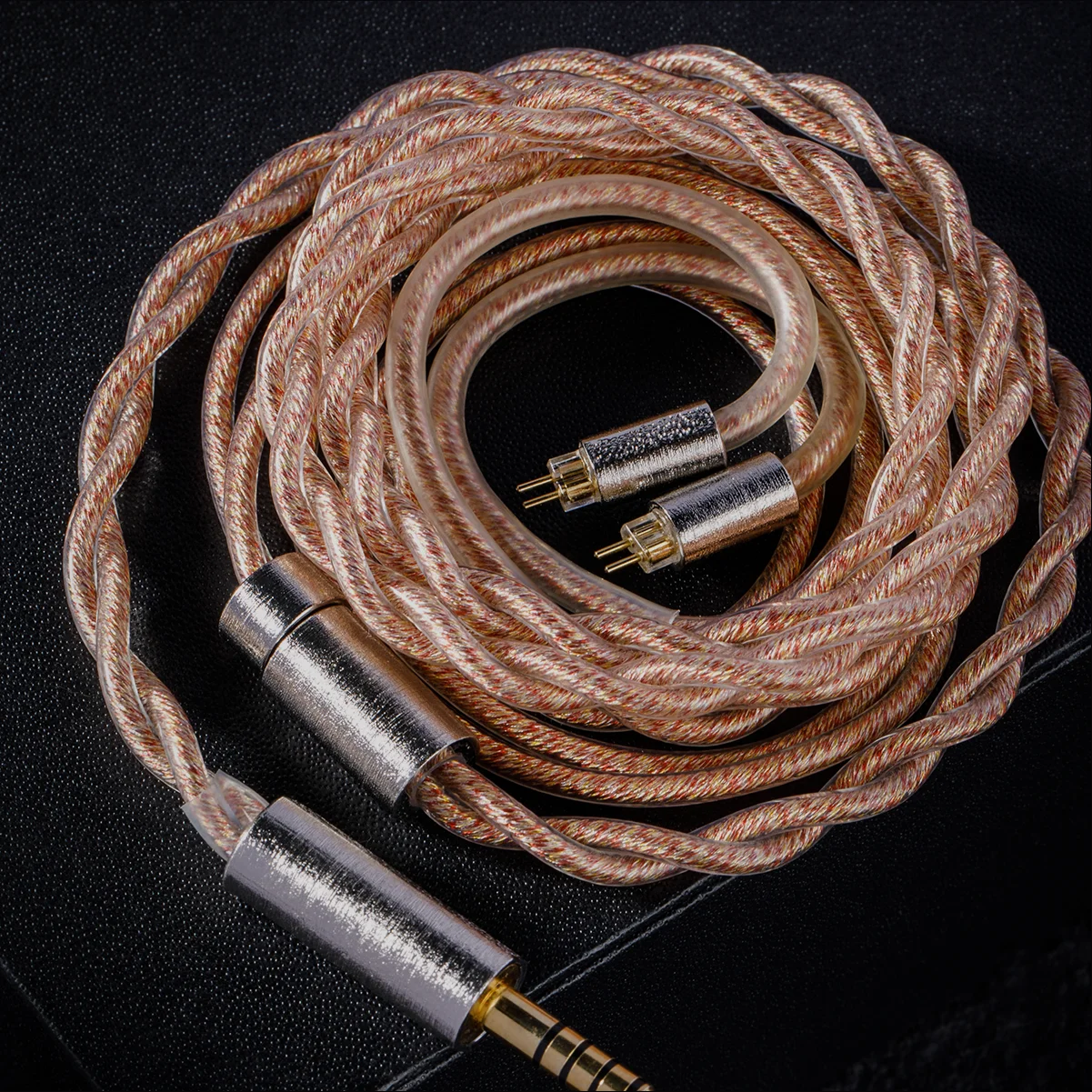 アップグレードケーブル版の2Pin(CIEM)-4.4mmケーブル。銅色の編み線