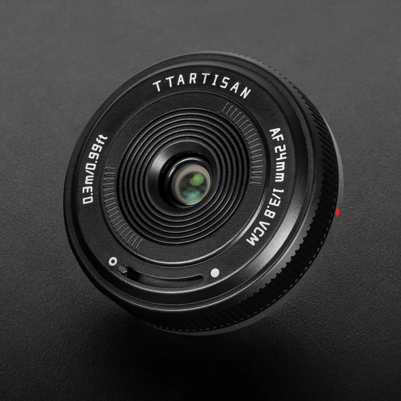 TTArtisan mini AF 24mm f/3.8の黒い薄型パンケーキレンズの外観