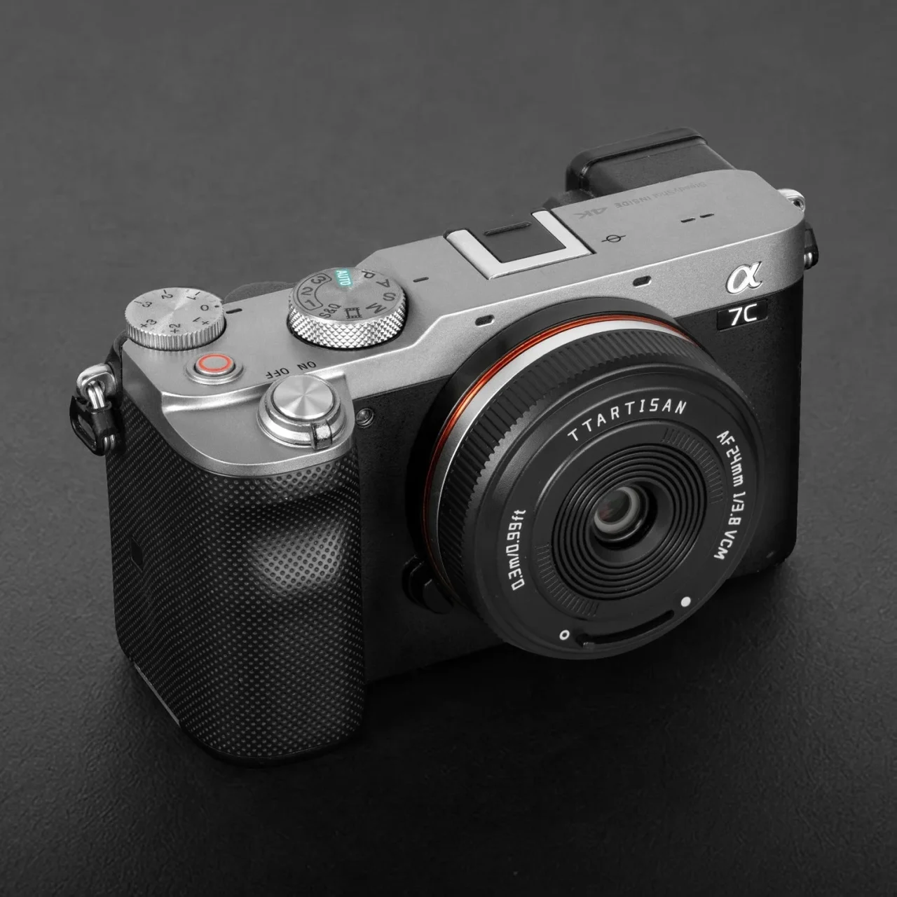 TTArtisan mini AF 24mm f/3.8をカメラに装着した装着イメージ