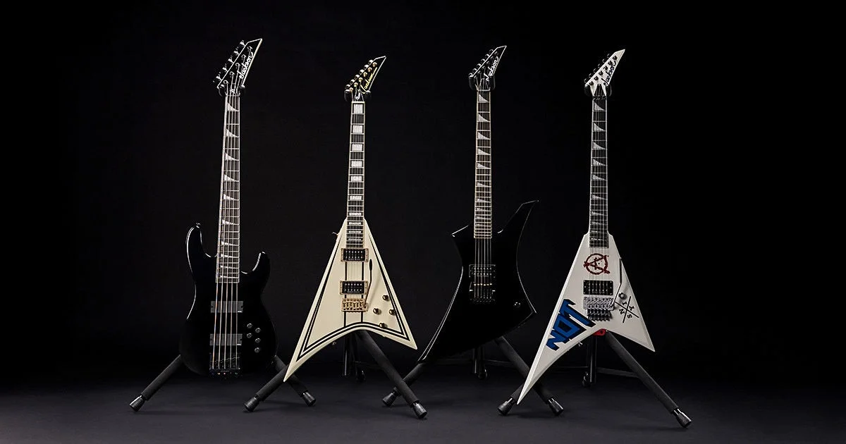 Jackson LEGEND SERIES 4機種のベース1本とギター3本が並ぶ