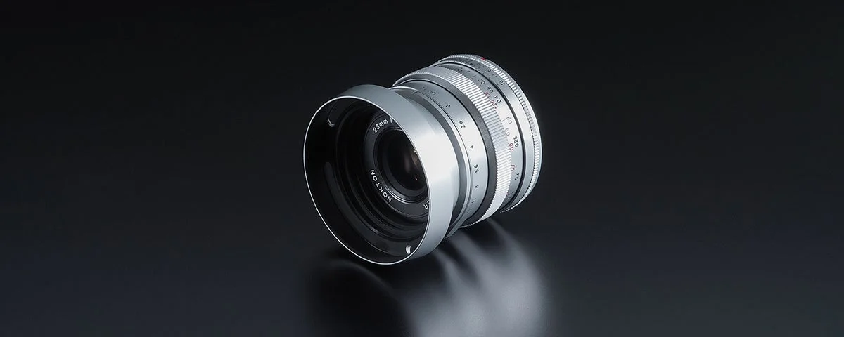 NOKTON 23mm F1.2 Aspherical Xマウント シルバーにフードを付けた外観