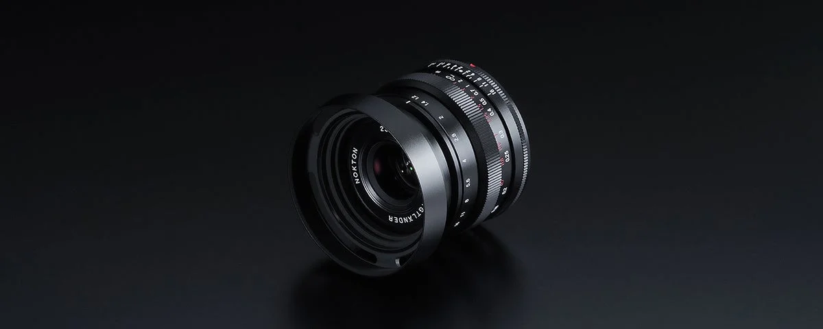 NOKTON 23mm F1.2 Aspherical Xマウントの黒いレンズ、フード装着