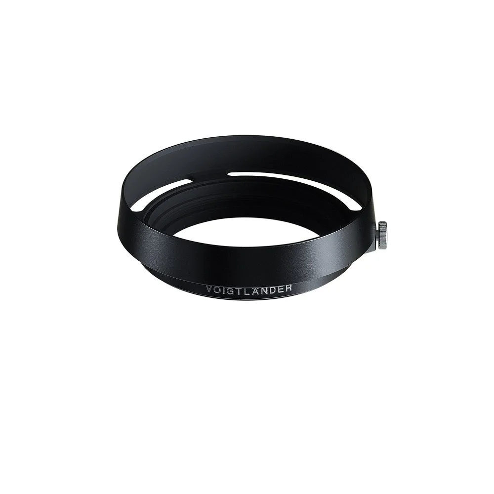 VOIGTLANDER刻印のあるスリット入り黒い金属製レンズフード