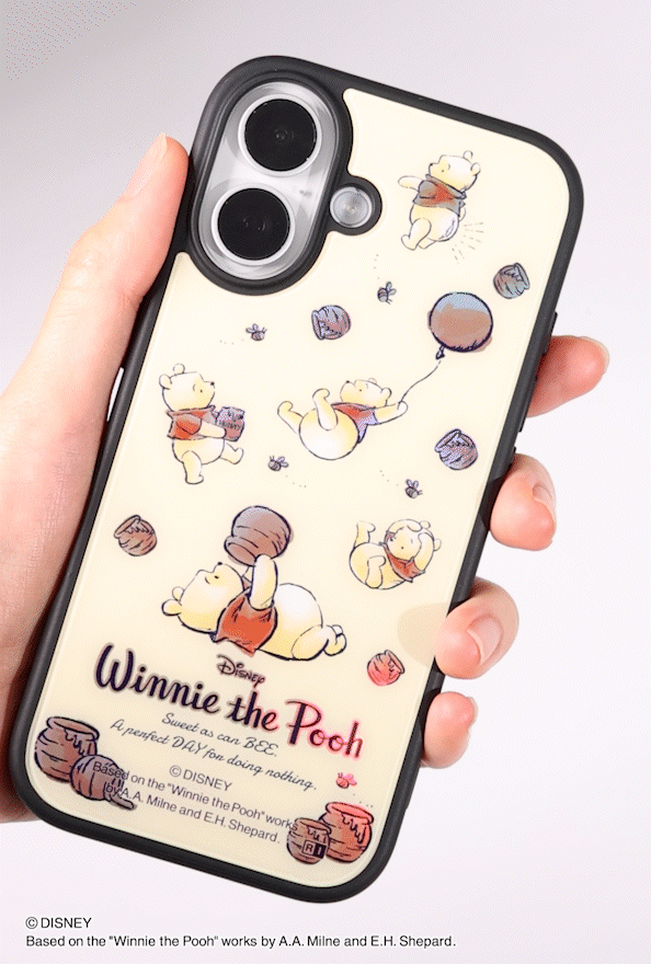 くまのプーさんのスマートフォンケースを手で持った様子