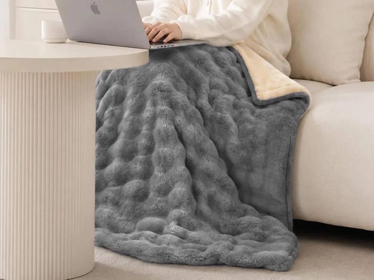 Naps ナップス Mサイズ アッシュグレーをひざに掛けてPC作業する様子