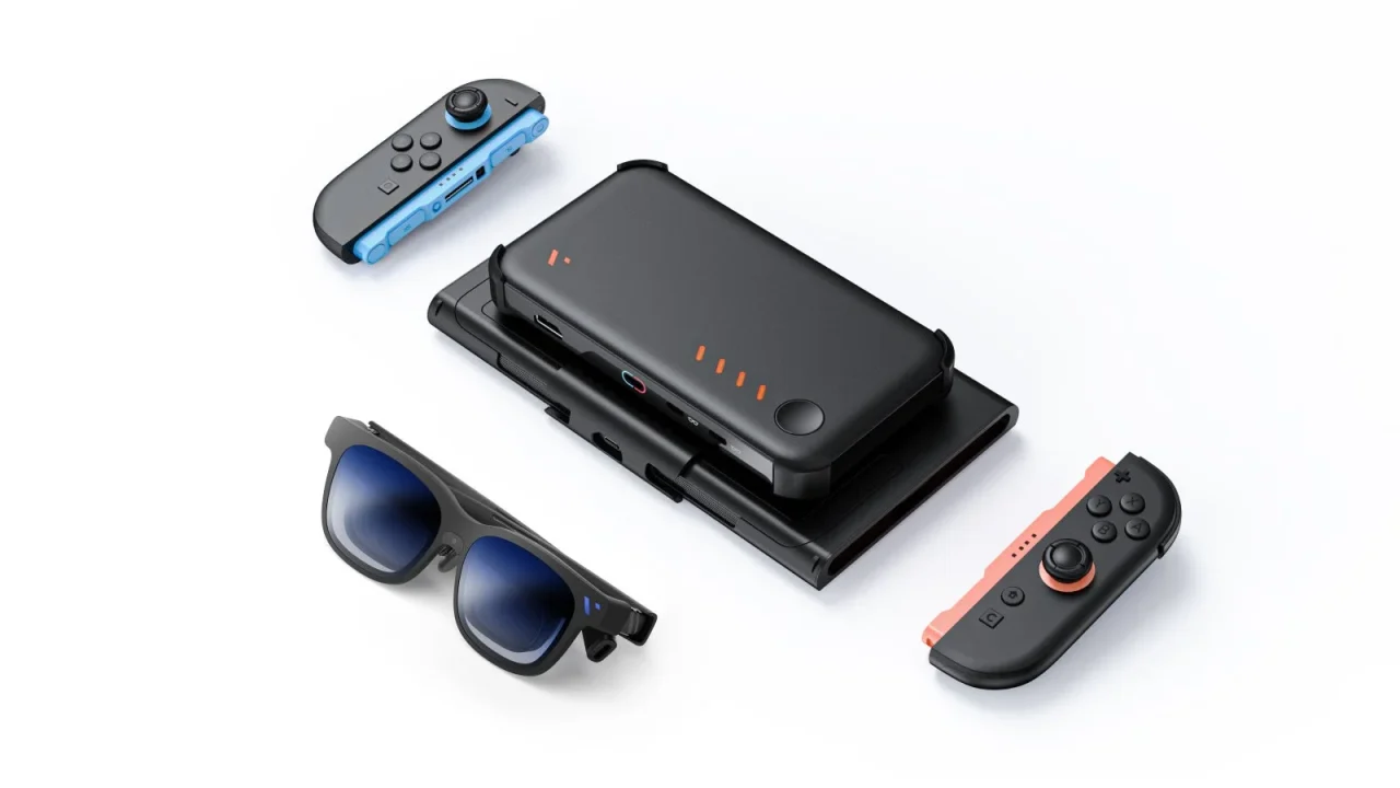 XRグラス、モバイルドックカバー付き本体、Joy-Con風コントローラー2個の並び