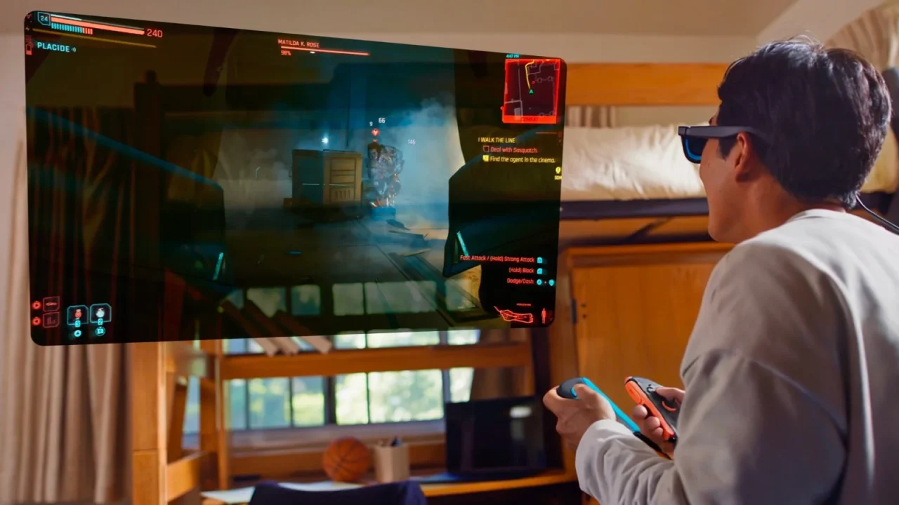 VITURE Beast XRグラスで空中に固定された大画面のゲームを遊ぶ人