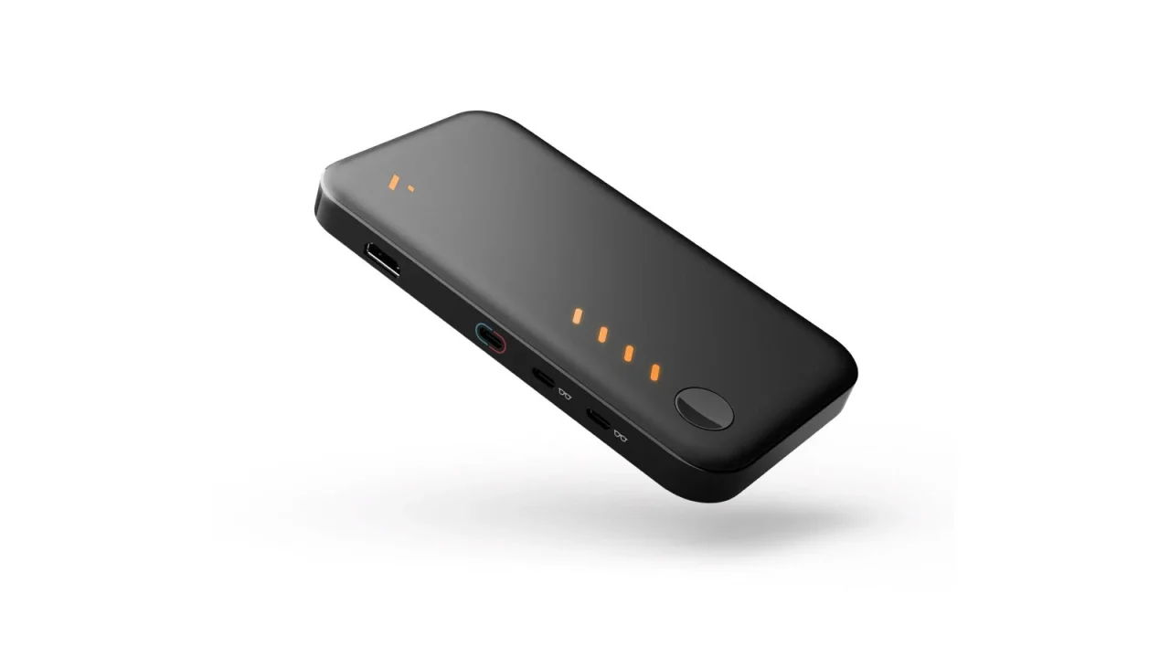 VITURE Pro モバイルドック。黒い本体にオレンジのLEDと複数のポートが見える