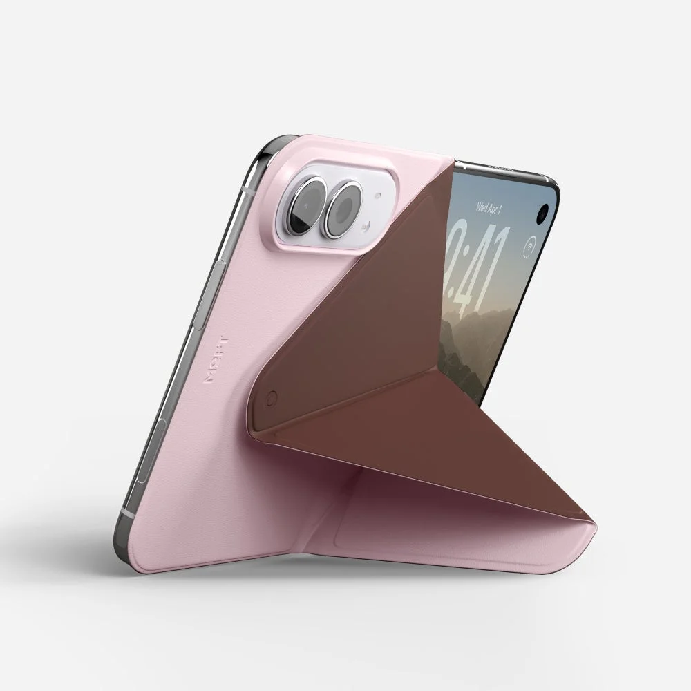 ダイナミックフォリオ For iPhone Duo ミルキーピンク × カカオブラウンのスタンド使用例