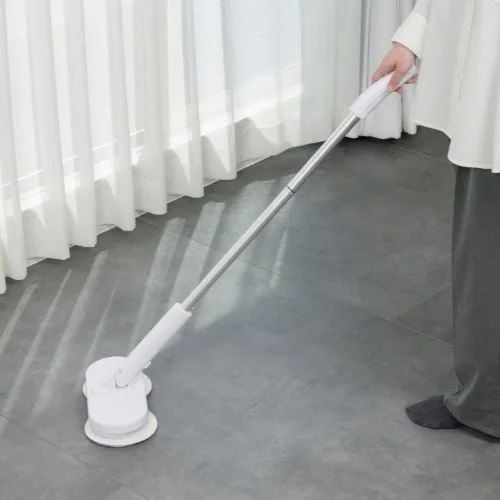 立ったまま床を水拭き掃除する回転モップクリーナーの使用シーン