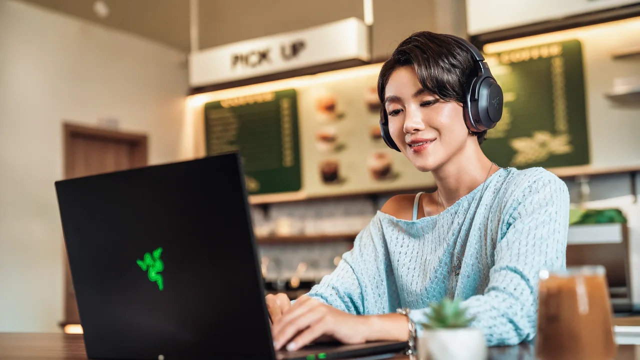 カフェでBarracuda V2 Proを着けノートPCを使う女性