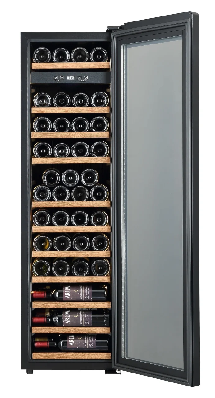 扉を開けたFJE-114GSL（SB）。木製棚にワインボトルが並ぶ
