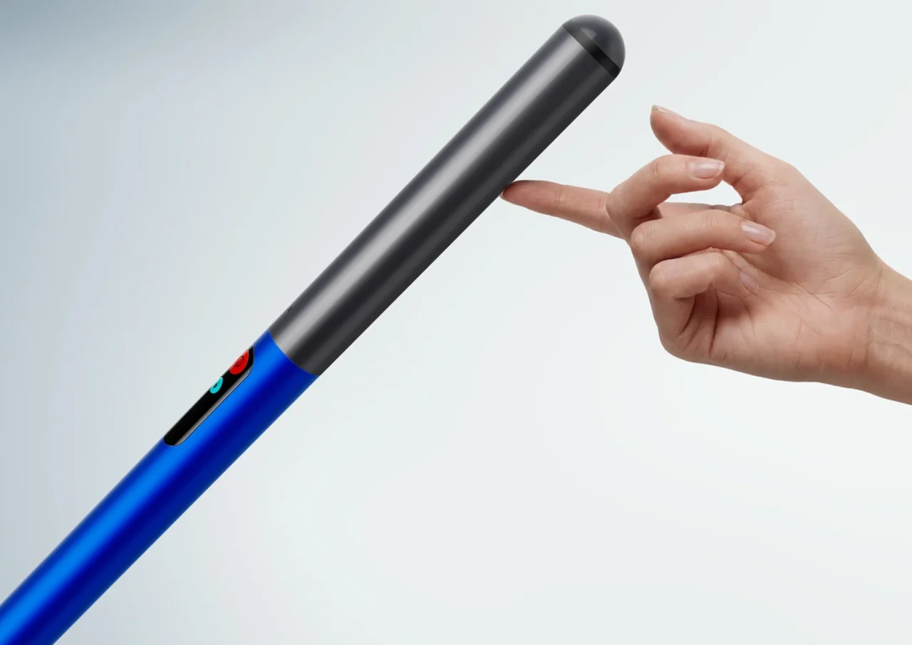 Dyson W1 PencilWash+Dok™の青い細身のハンドルに指先を添える手