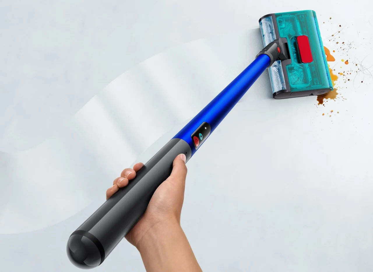 Dyson W1 PencilWash+Dok™で床の液体汚れを水拭きする様子
