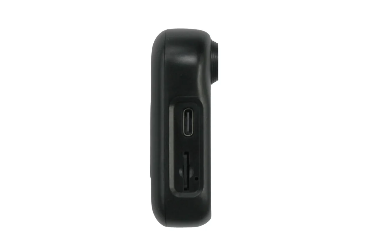 DIGI+軽量Vlogカメラ DGP-ACM02の側面。USB Type-CポートとmicroSDスロット