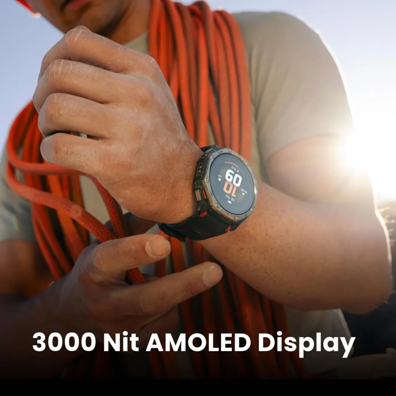 Amazfit T-Rex Dual Solarを腕に着け、ロープを持つ人物。3000 Nit AMOLED Display