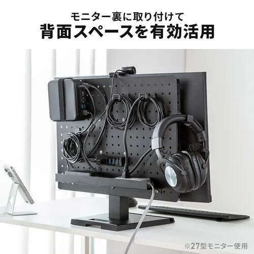 モニター背面に取り付けたVESA対応の有孔ボードにケーブルやヘッドホンを収納