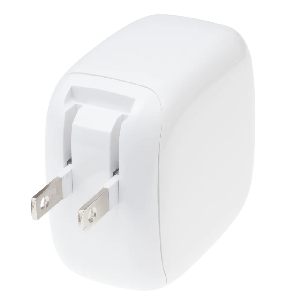 コンパクトに折りたためるプラグ。白い充電器本体の折りたたみ式の2本の金属プラグ