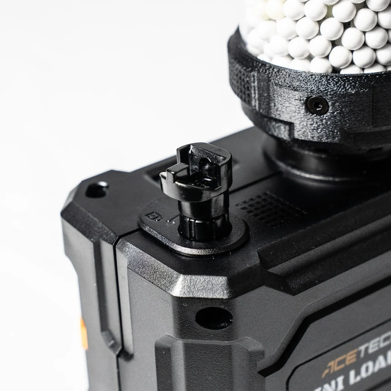 ACETECH MINI LOADER本体上部のBBポートとBB弾入りボトルのアップ