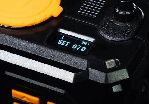 OLEDディスプレイに「SET 070」と表示された黒い本体の上面