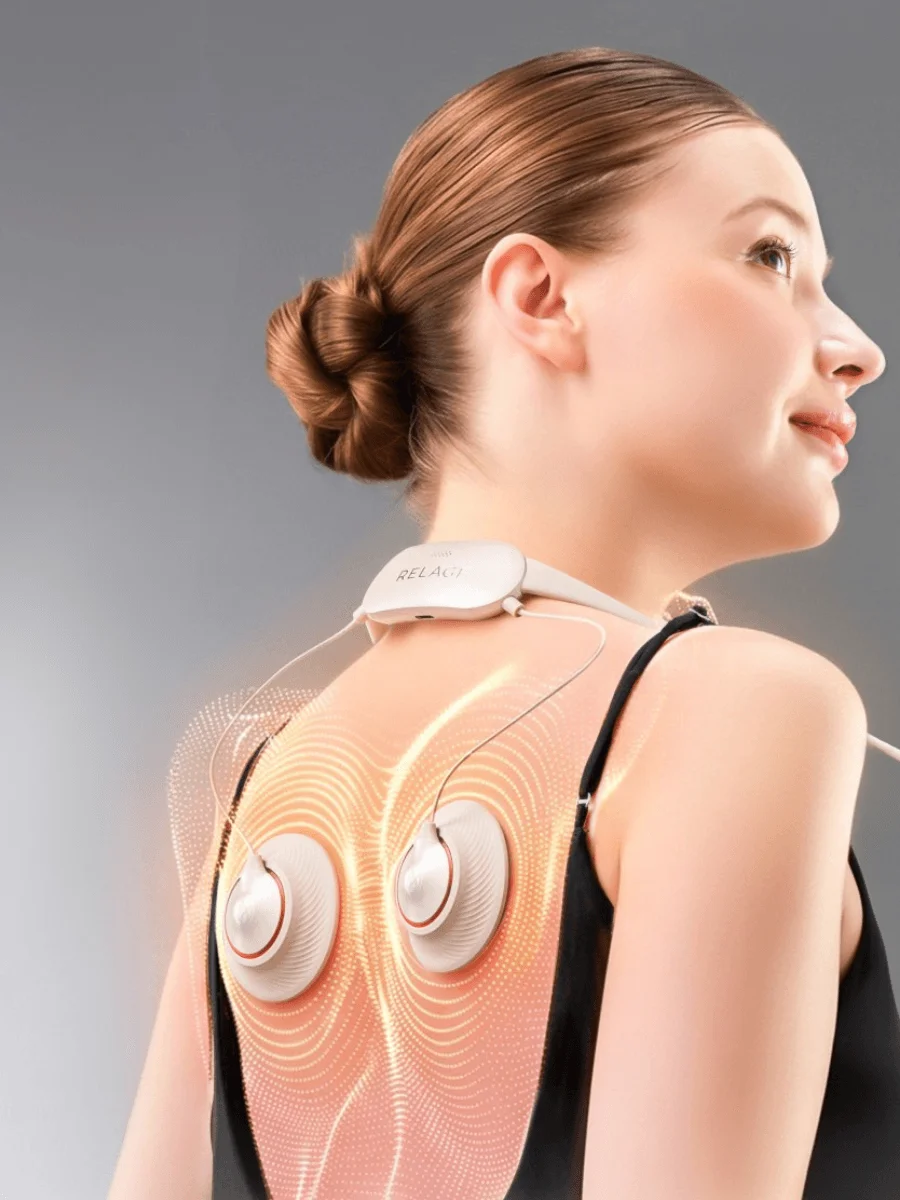 EMS ShoulderCare Flexを首にかけ、肩から背中に2つのパッドが当たる女性