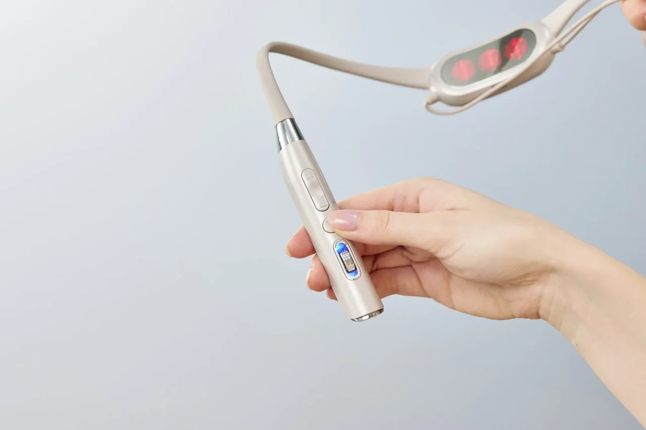 EMS ShoulderCare Flexの操作ボタン部を片手で持つ様子
