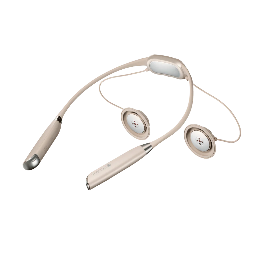 EMS ShoulderCare Flex。ベージュの首かけ型本体と丸い2つのパッド