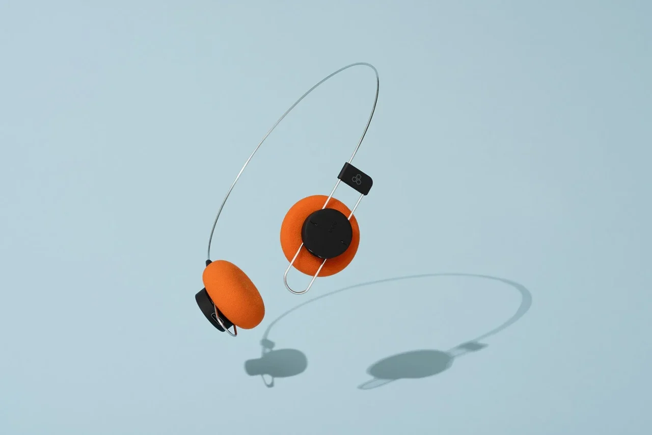 PORTA 細いワイヤーのヘッドバンドとオレンジのイヤーパッドのヘッドホン