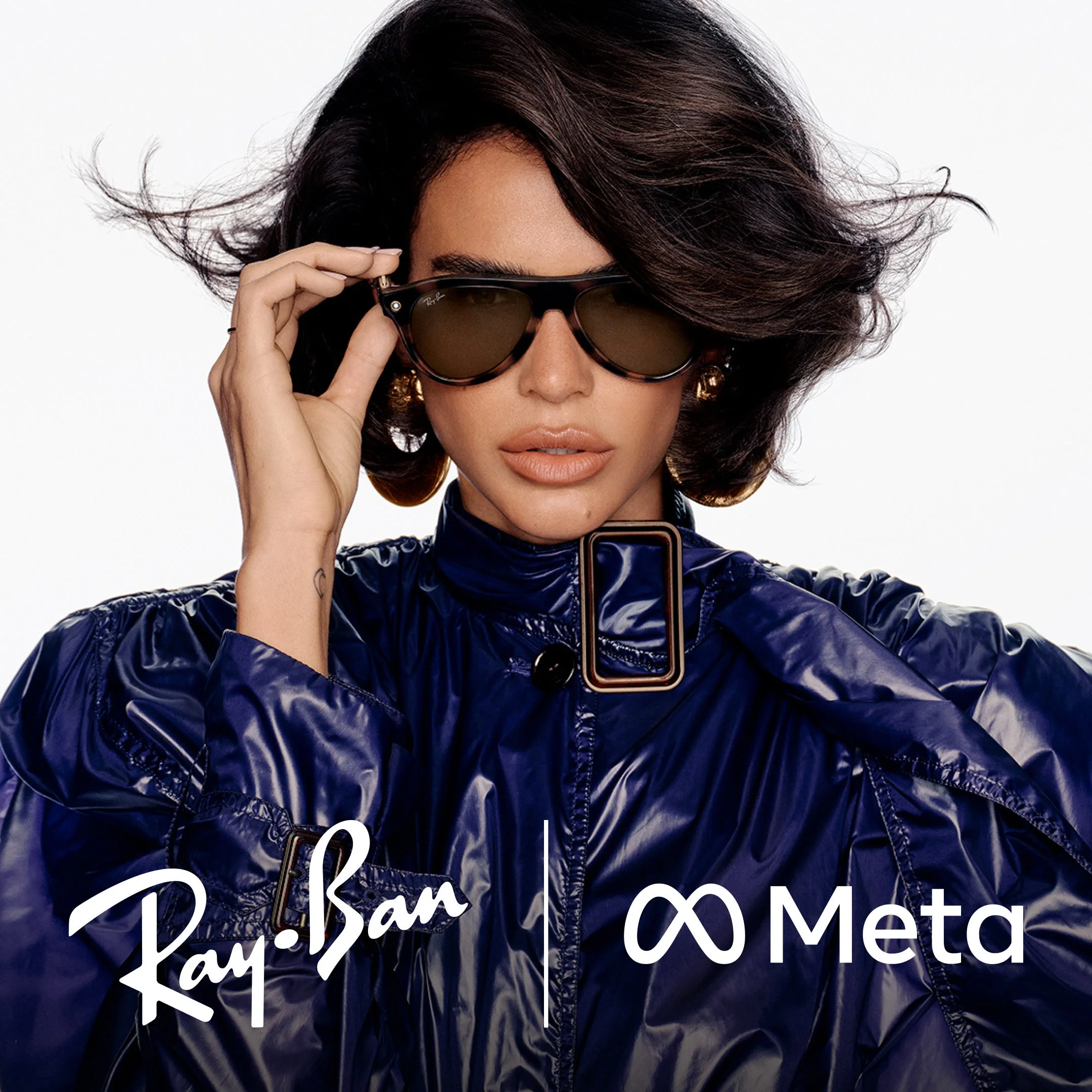 Ray-Ban Meta (GEN3)をかけて手でフレームに触れる女性
