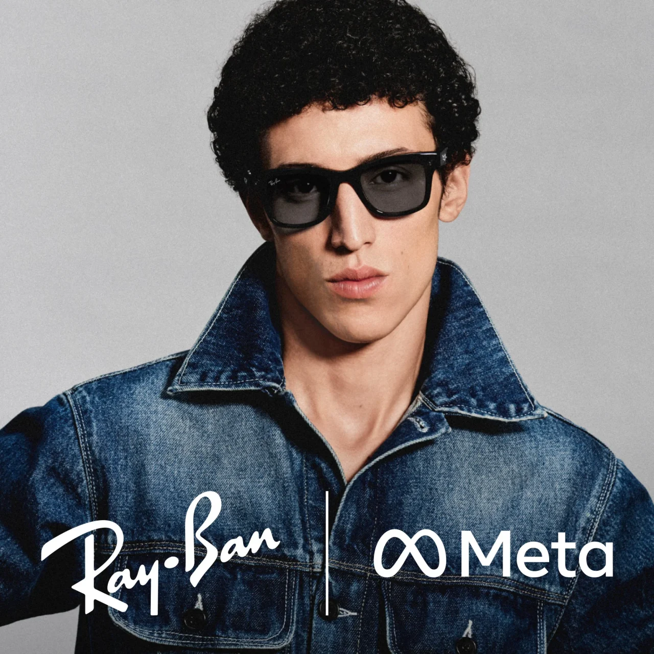 Ray-Ban Meta (Gen 3) Wayfarerを着用した男性