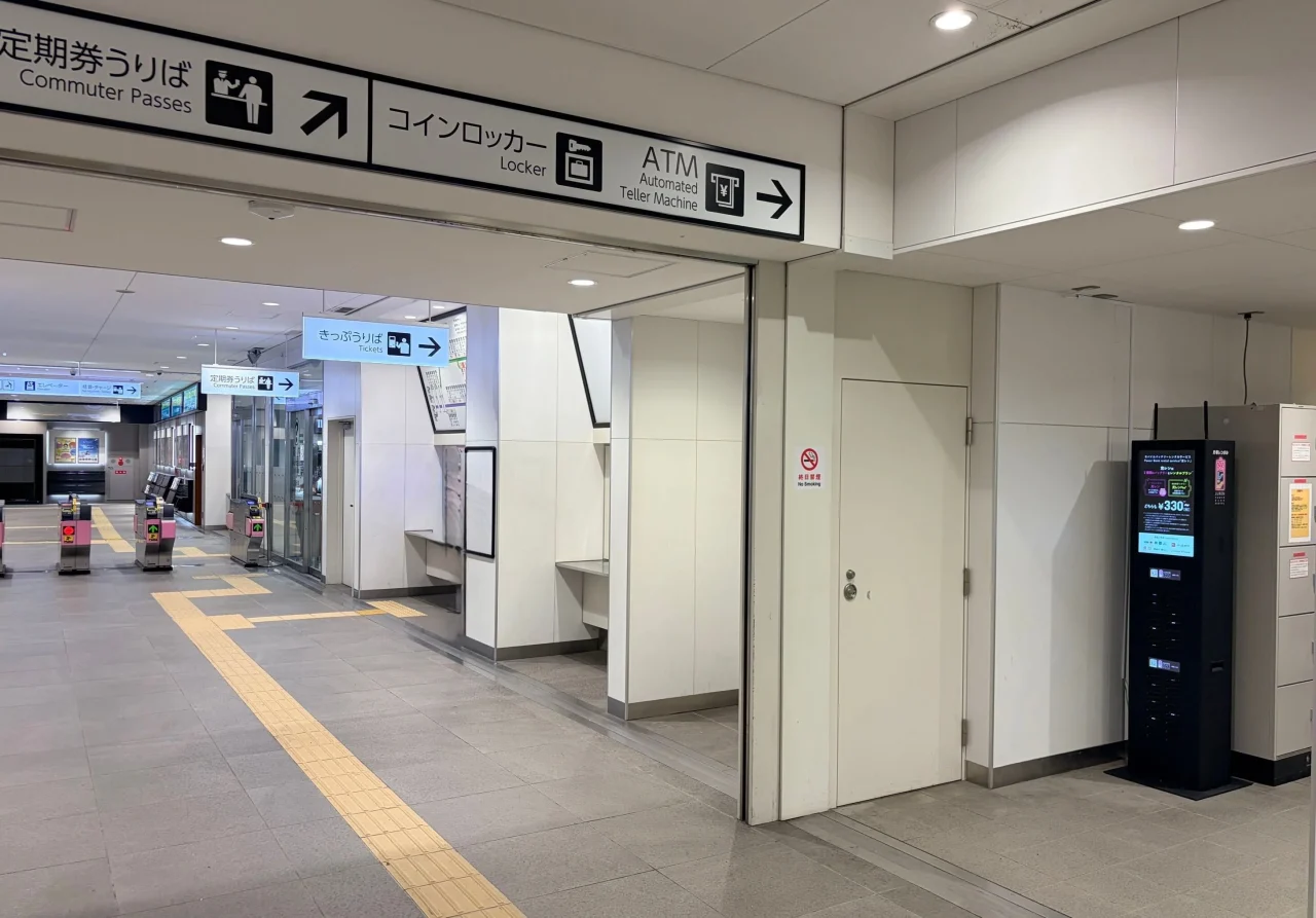 駅構内の改札付近に設置された充レンのモバイルバッテリースタンド