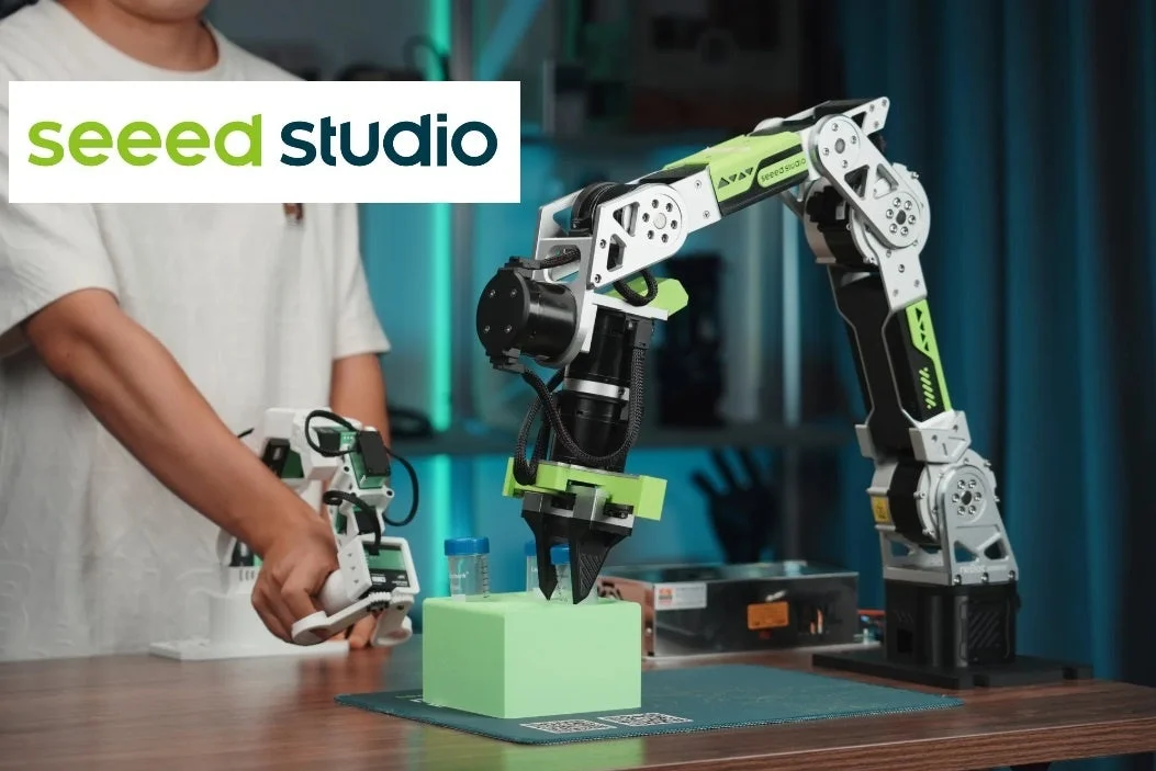 reBot Arm B601-RSのロボットアームが緑の箱をつかむ様子