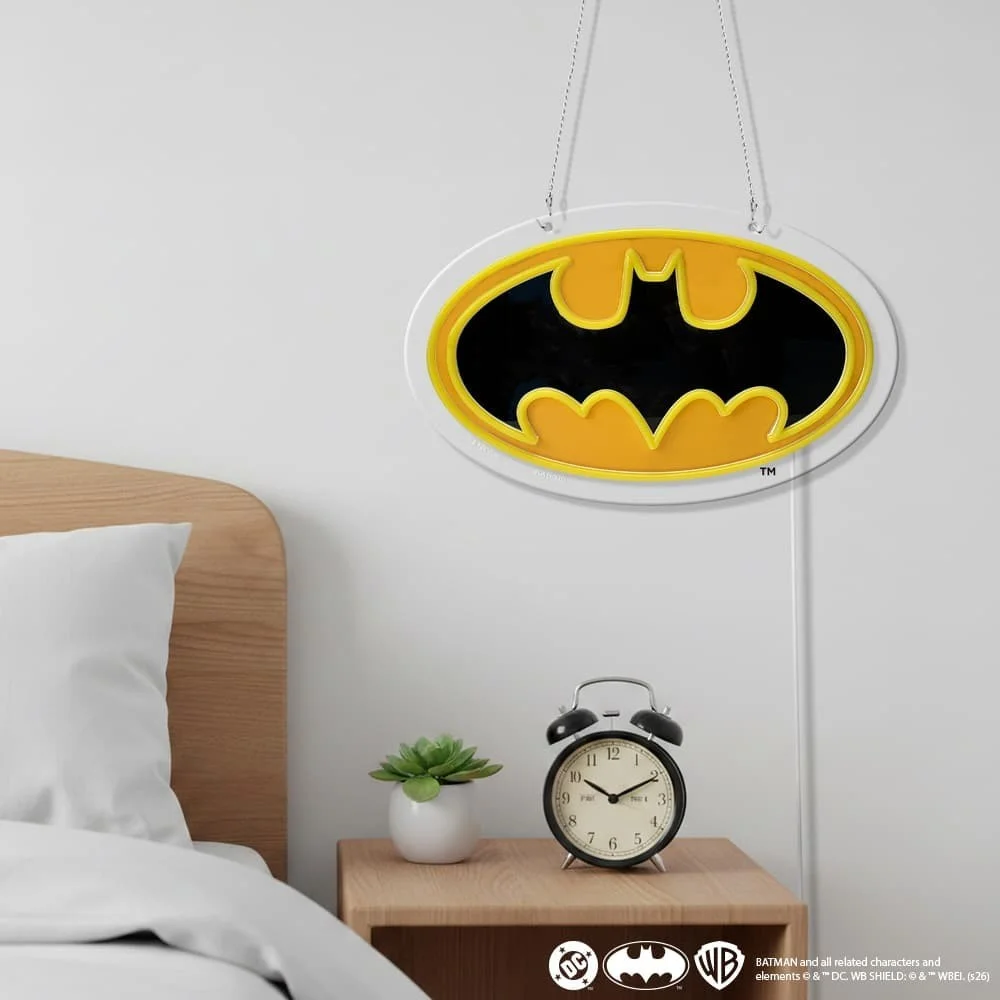 寝室の壁に吊るされた「バットマン」LEDネオンライトと目覚まし時計