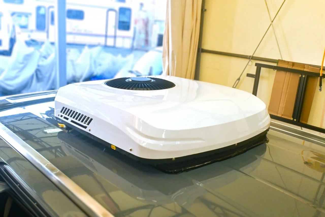 車のルーフに設置された白い冷房専用モデル室外機