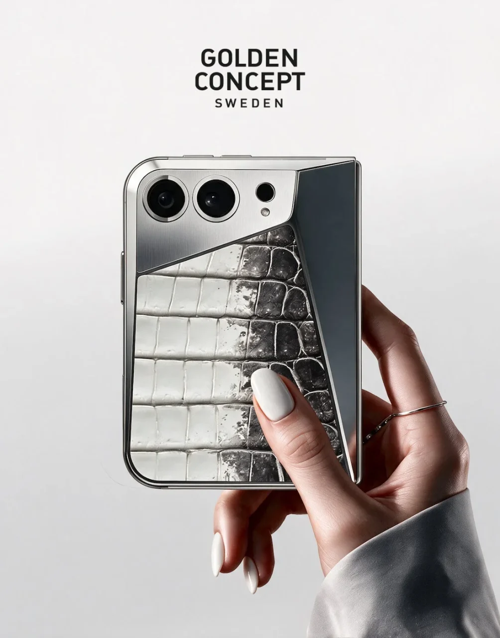 GOLDEN CONCEPT iPhone Case Duo EV - Magnetic Shieldの背面を手で持つ様子