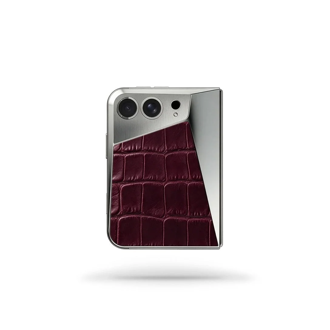 Alligator Edition - Burgundy のケースを付けた二つ折りiPhone背面